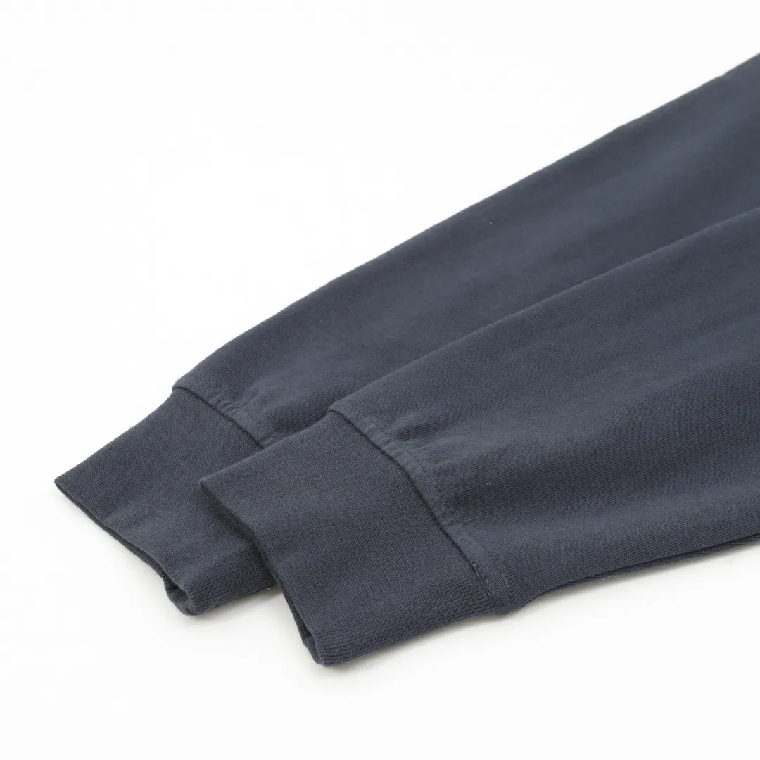 P440 Stone Island 25FW reflective letter round neck sweatshirt is made of high-quality pure cotton fabric, which is not only soft to the touch, without any itch when close to the skin, but also has excellent performance. Moreover, the fabric has been specially treated to be wear-resistant and can still maintain good shape and color after multiple washes. The classic round neck design is simple and elegant, adapting to various face shapes and facial lines. The exquisite stitching on the cuffs and hem demonstrates the brand's ultimate pursuit of details. It is strong and durable and will not easily come off. Size: S-XL
